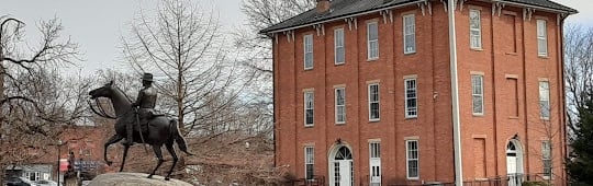 STAUE AND BUILDING IN SMALL TOWN OF SUNBURY OHIO