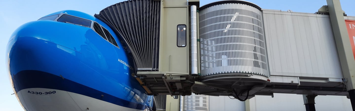 KLM vliegtuig aangesloten op passagiersbrug op schiphol