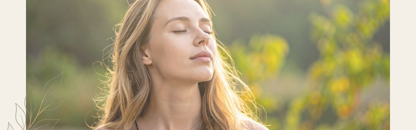 Persona in un momento di ascolto e consapevolezza per favorire equilibrio e benessere