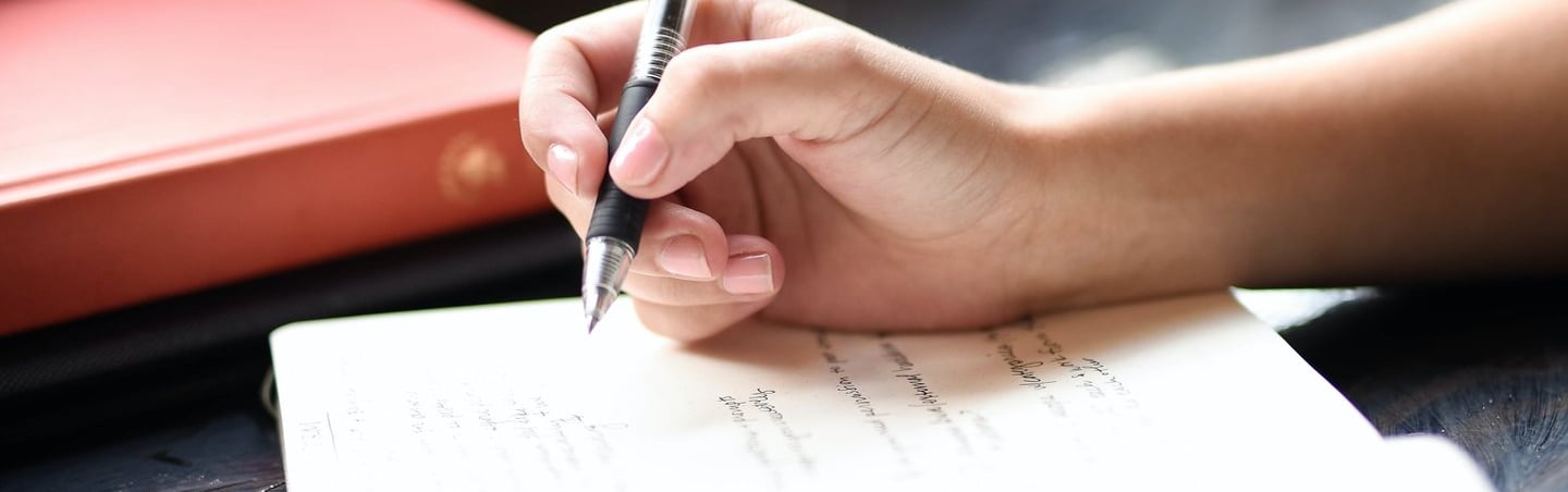 Conoce la esencia de nuestro proyecto: diarios de gratitud, cursos y herramientas para acompañarte en un camino de transforma
