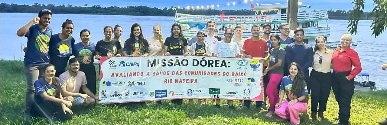 foto de diversas pessoas segurando um banner