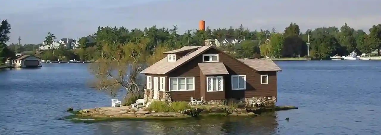 Maison du Canada sur 1 îlot rocheux au milieu d'1 lac propice à la réflexion et la psychothérapie