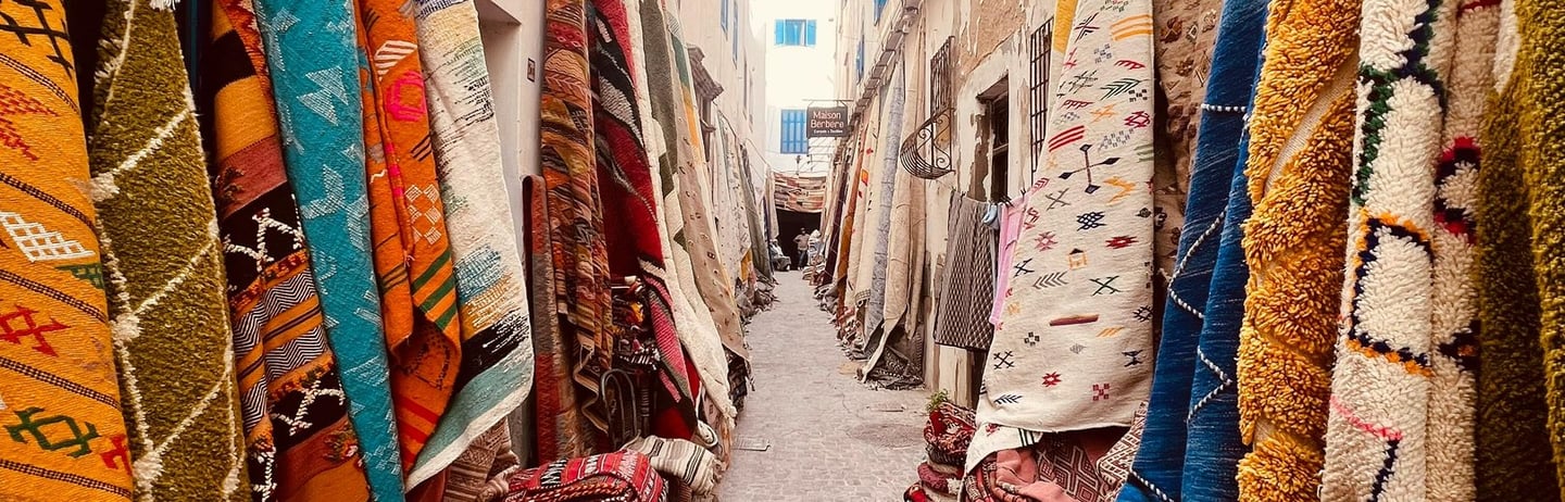 des tapis dans une ruelle à Essaouira