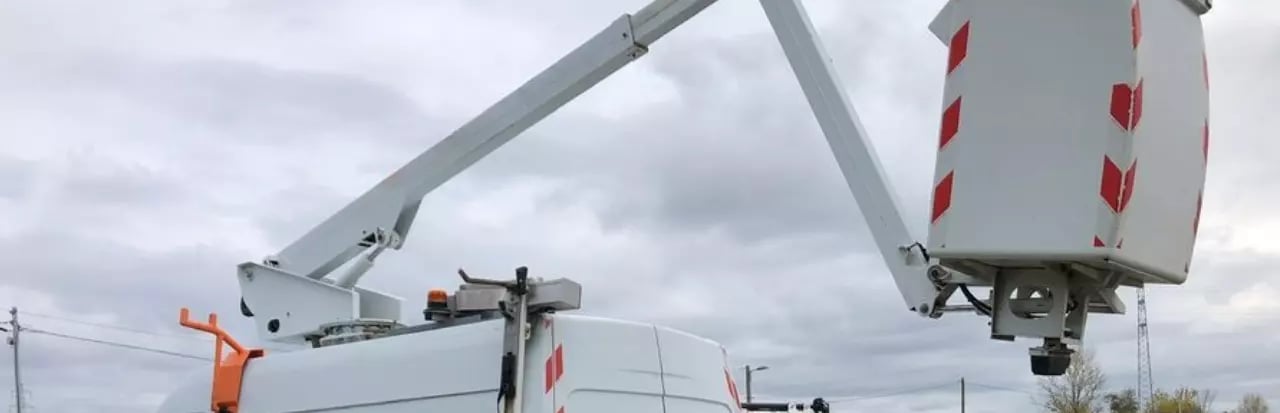 furgoneta con cesta elevadora