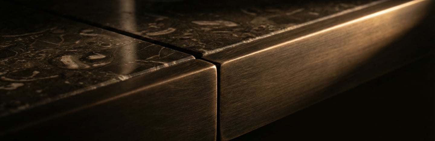 Détail meuble hapax en laiton brossé et marbre noir