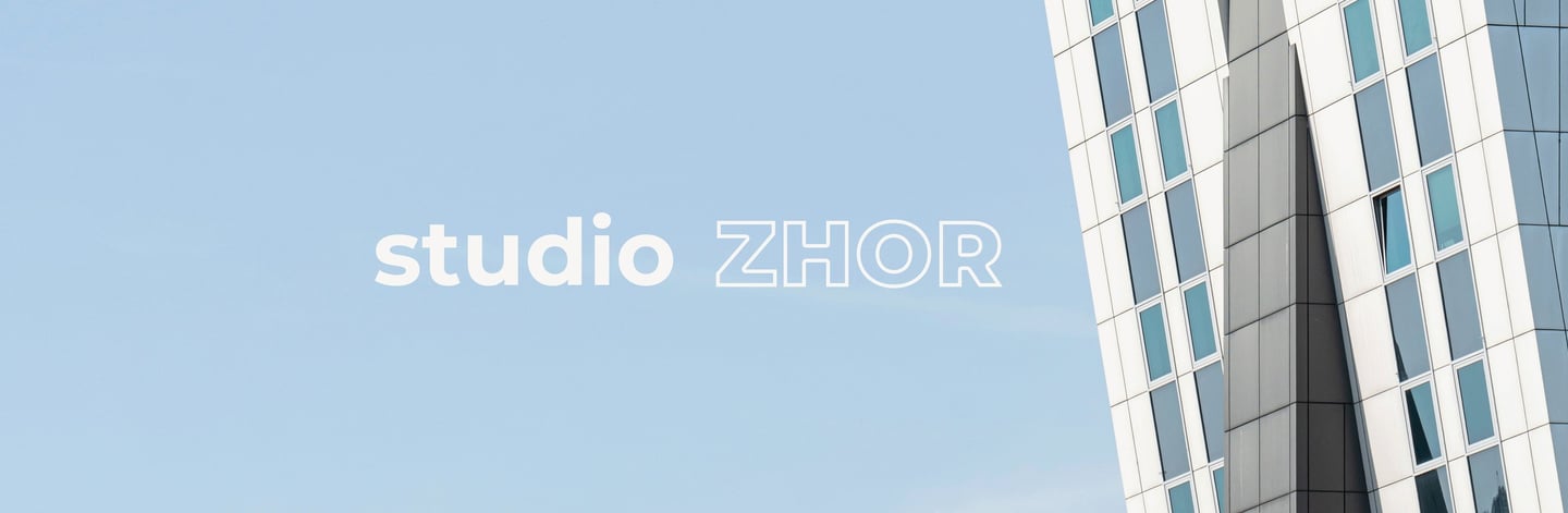 Minimalistické foto moderní budovy s modrou oblohou spojené s logem firmy Studio ZHOR.