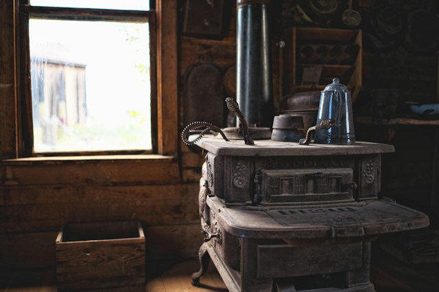 https://unsplash.com/photos/vintage-stove-oven-sH311bBOrMw?utm_content=creditShareLink&utm_medium=re