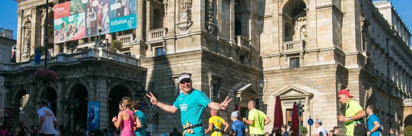 Maratończycy przed Operą w Budapeszcie