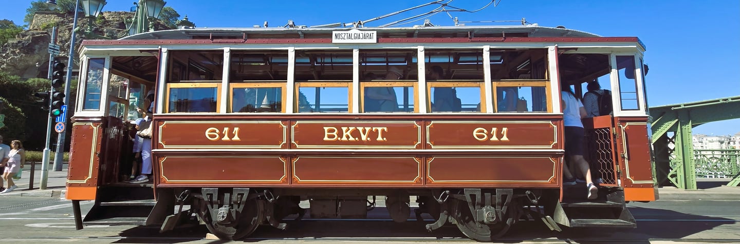 Zabytkowy tramwaj na Moście Wolności