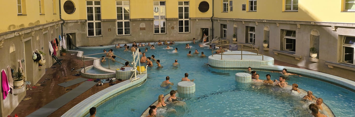 Basen zewnętrzny w termach Lukács