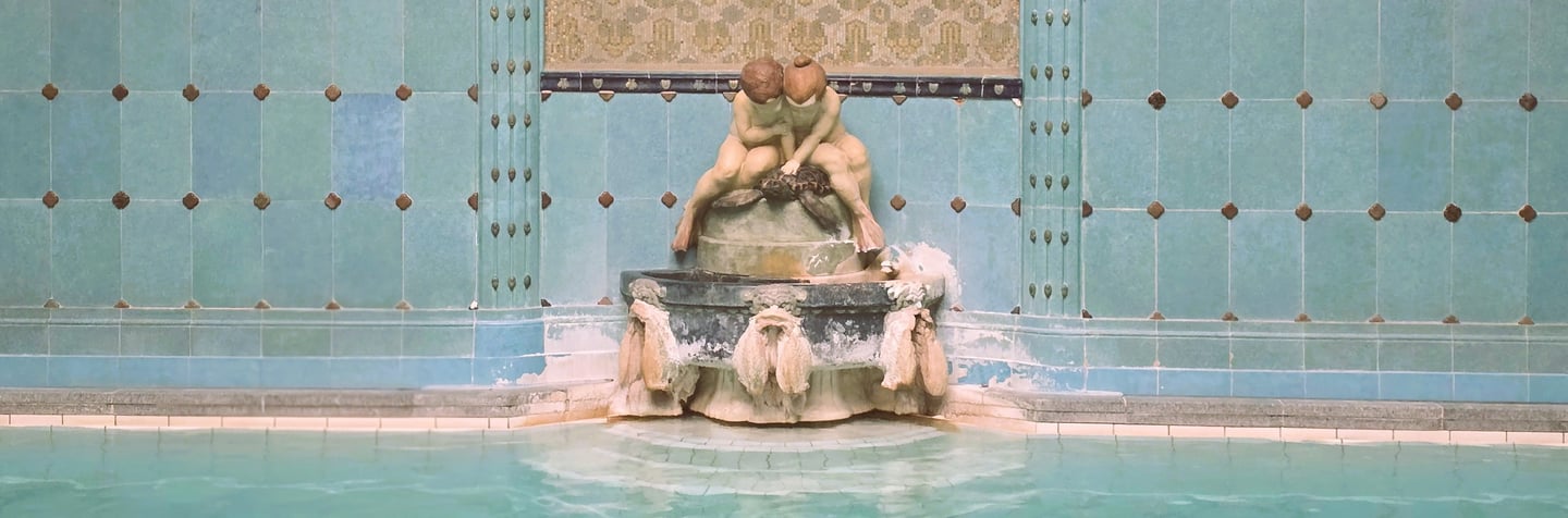 Pomnik w basenie w termach Gellérta