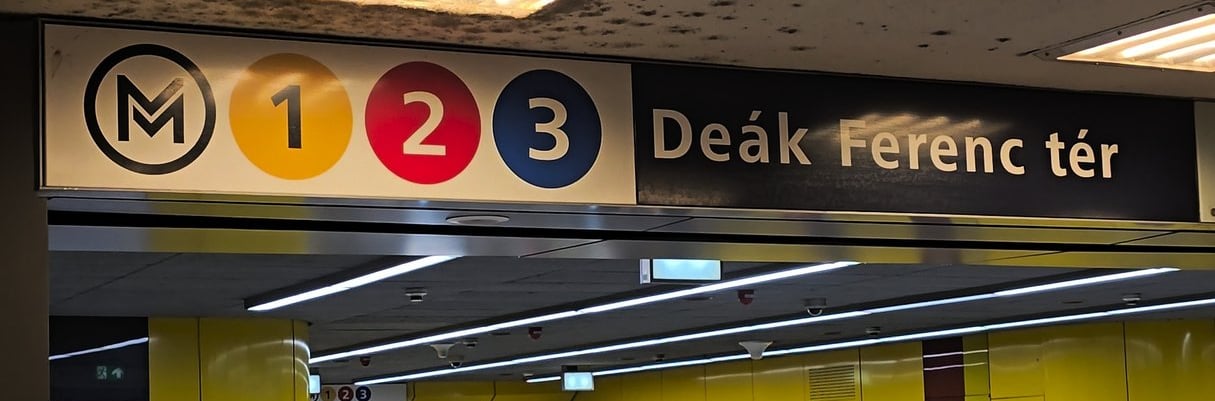 Wejście na stację metra Deak Ferenc ter