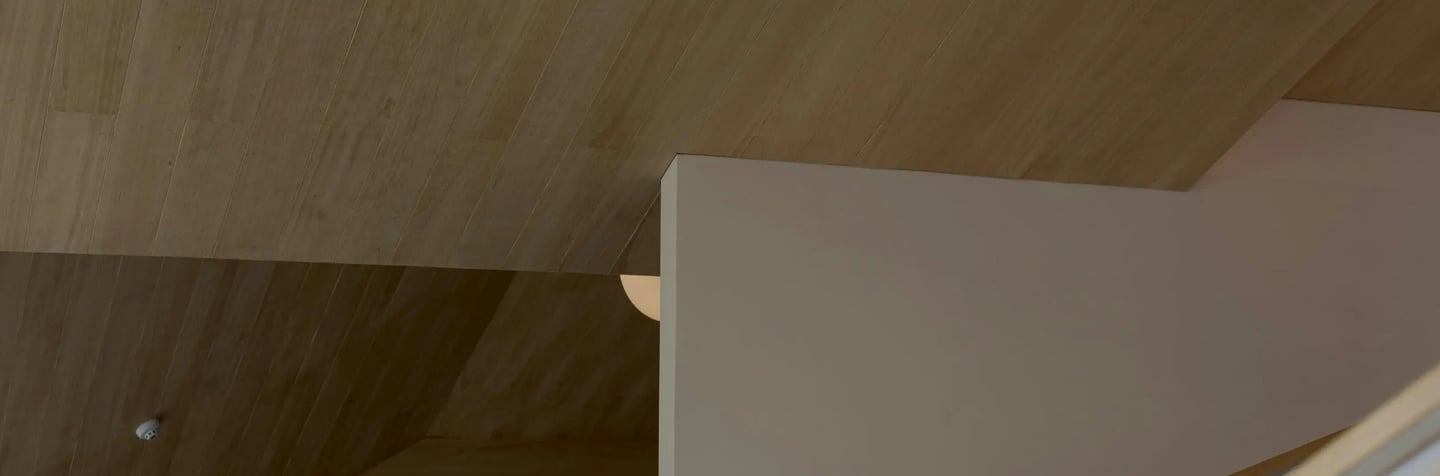 Texturas y fotografía arquitectónica. Madera, pared y escalera.