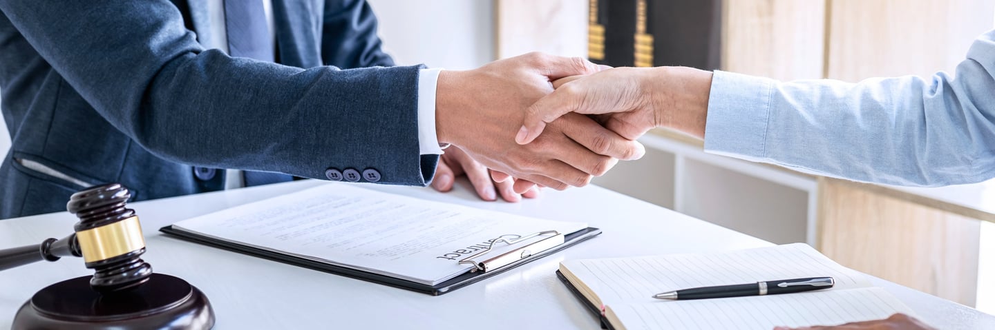 Mobile notary signing documents in Oregon