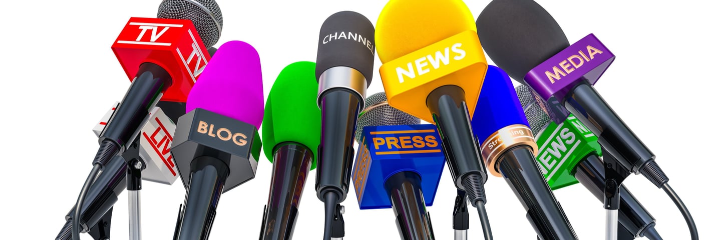 Micrófonos simbolizando la gestión de medios y nuestras alianzas con principales medios de comunicac