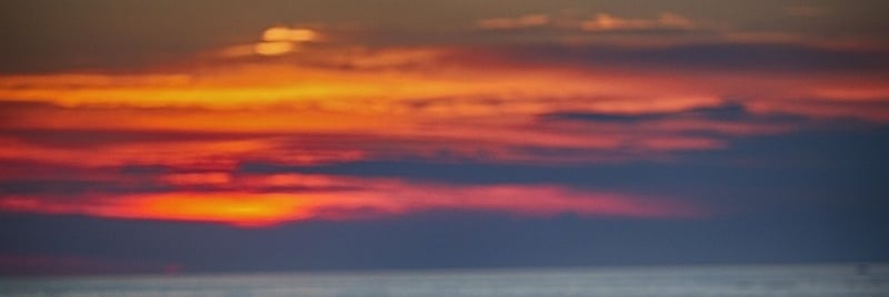 article-romantic-couple-watching-sunset-zadar