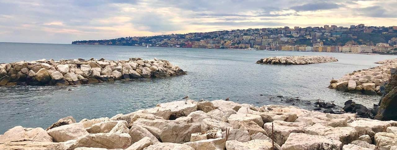 Scopri i migliori punti panoramici di Napoli per scattare foto spettacolari.