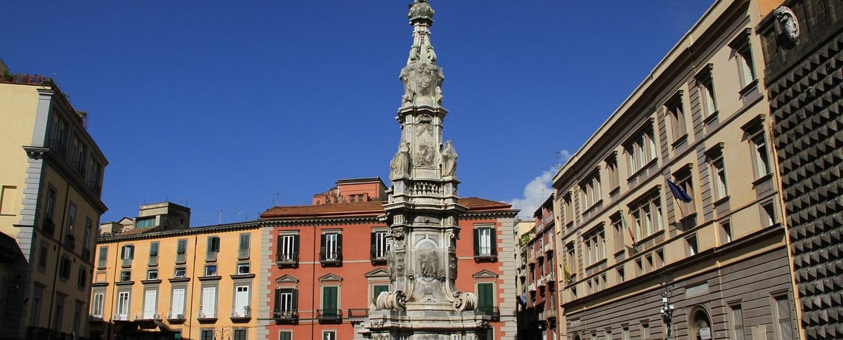 Facciata della Chiesa del Gesù Nuovo a Napoli, con la caratteristica pietra bugnata e i misteriosi simboli incisi nella rocci