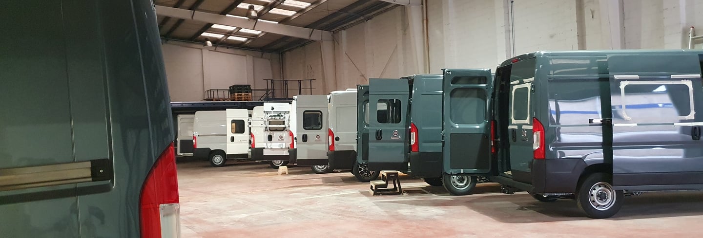 Conjunto de furgonetas en proceso de camperización.