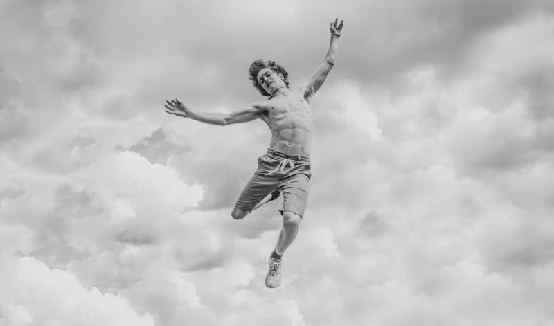 uomo che è in volo significando la decisione di agire per la causa di etica 