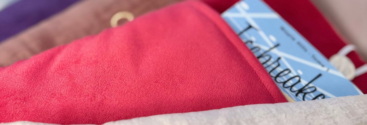 Housse de livre Révéria en velours rose flashy faite main, avec un livre glissé à l'intérieur