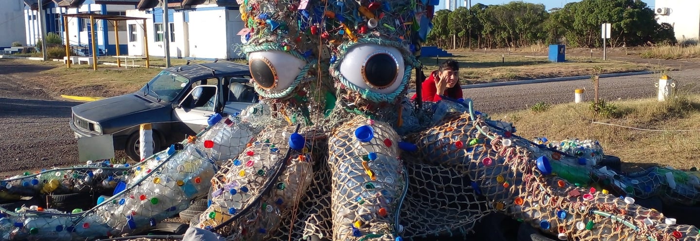 Pulpo Renacido es una obra de arte reciclado en Bahia San Blas
