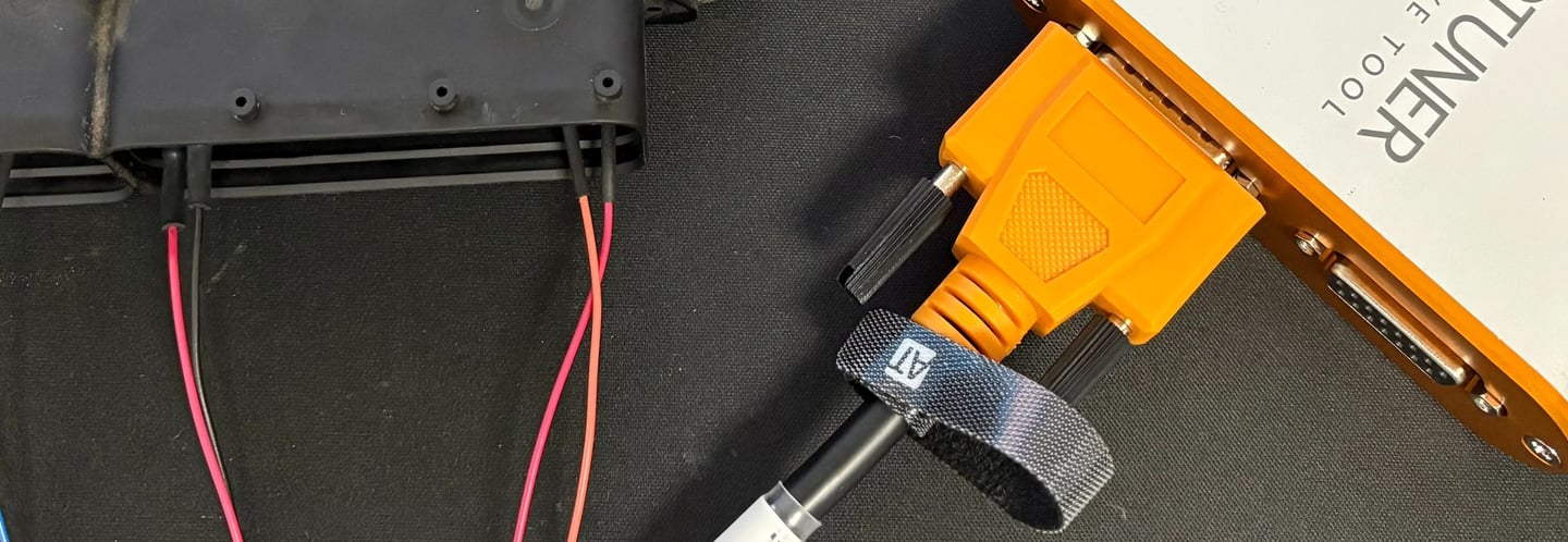 Calculateur connecté en bench avec l'outil Autotuner pour reprogrammation.