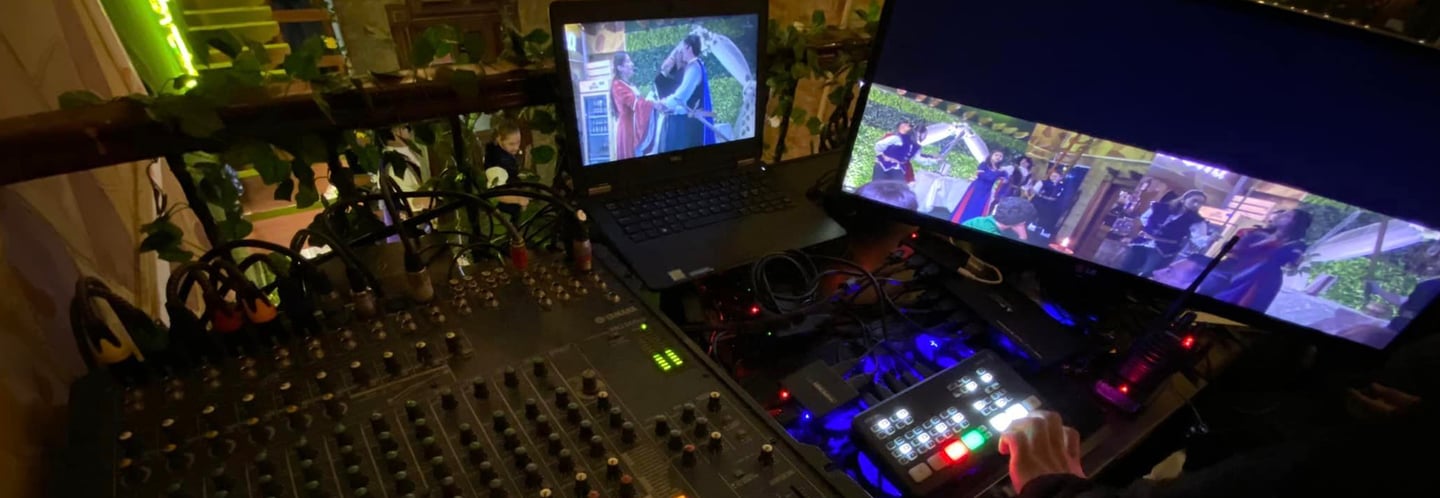 Consola de audio y control de video por parte de un hombre de zoundfilmia