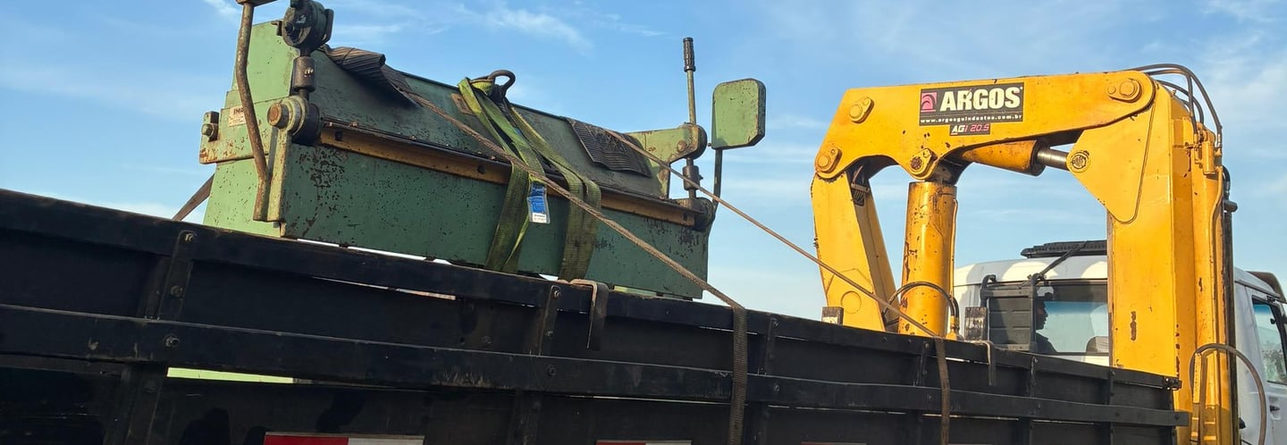 entrega de maquina sendo feita pela Top Máquinas, comércio de máquinas operatrizes e locação de munc