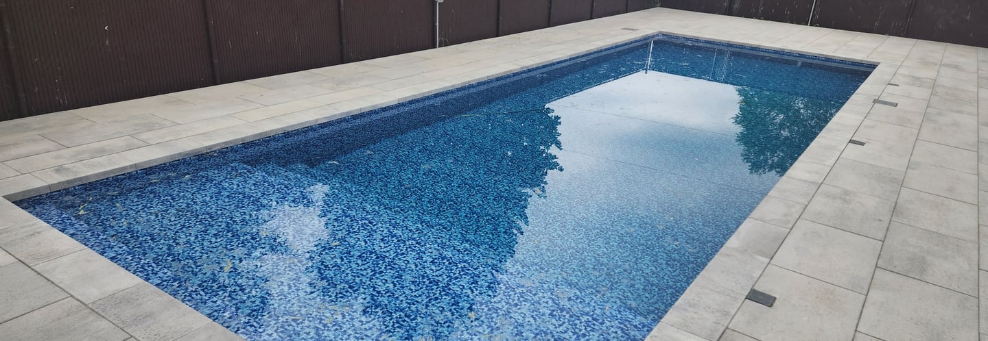 pave-uni-contour-de-piscine