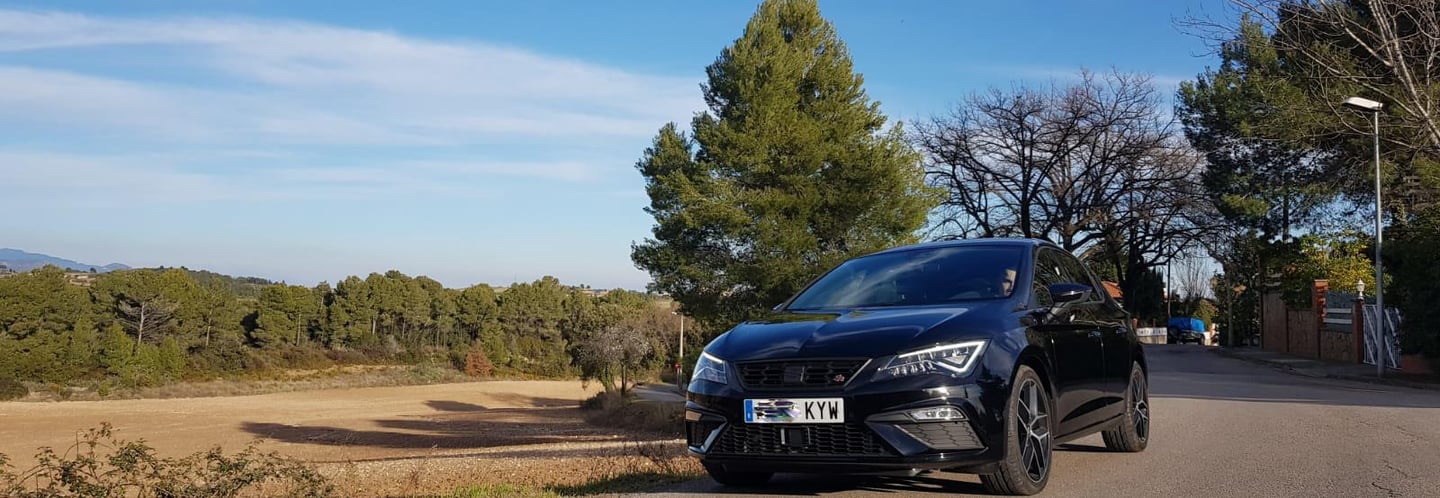 Coche importado de alemania siendo conducido por el cliente