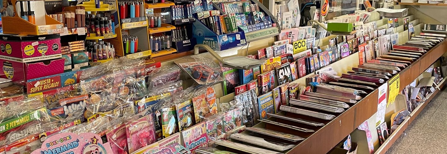 Bancone con riviste e prodotti di Edicola Tabaccheria Donzelli Gabry Certaldo