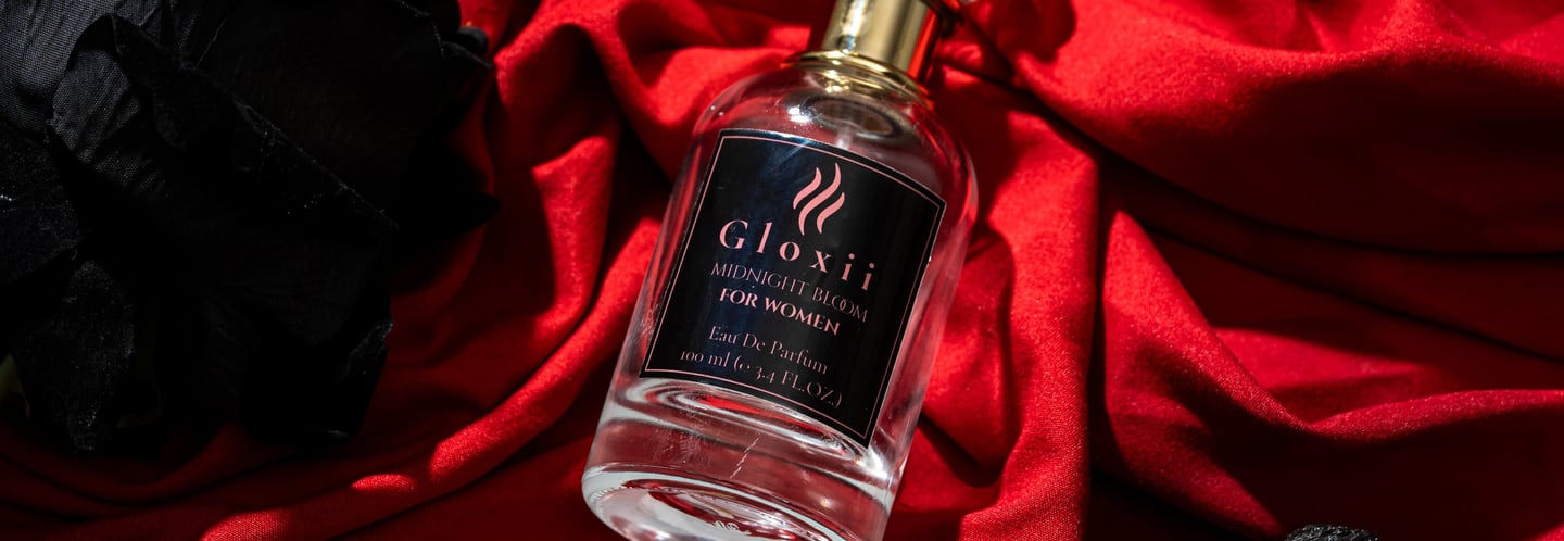 Gloxii MIDNIGHT BLOOM women’s fragrance bottle close-up – sensual scent