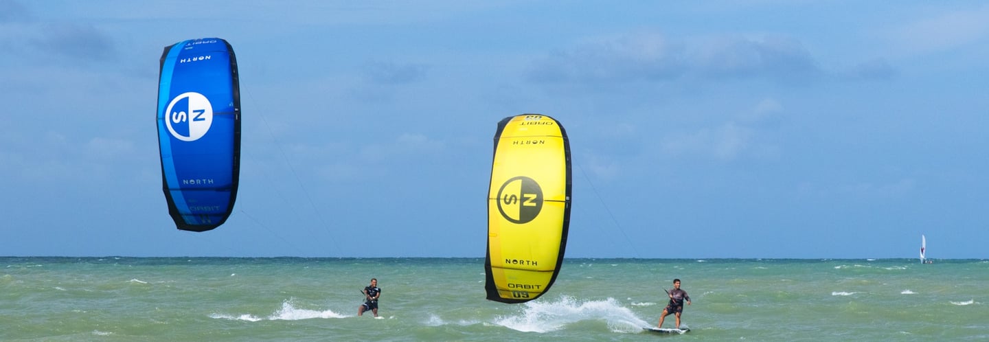 2 velejadores no mar, velejando de kitesurf