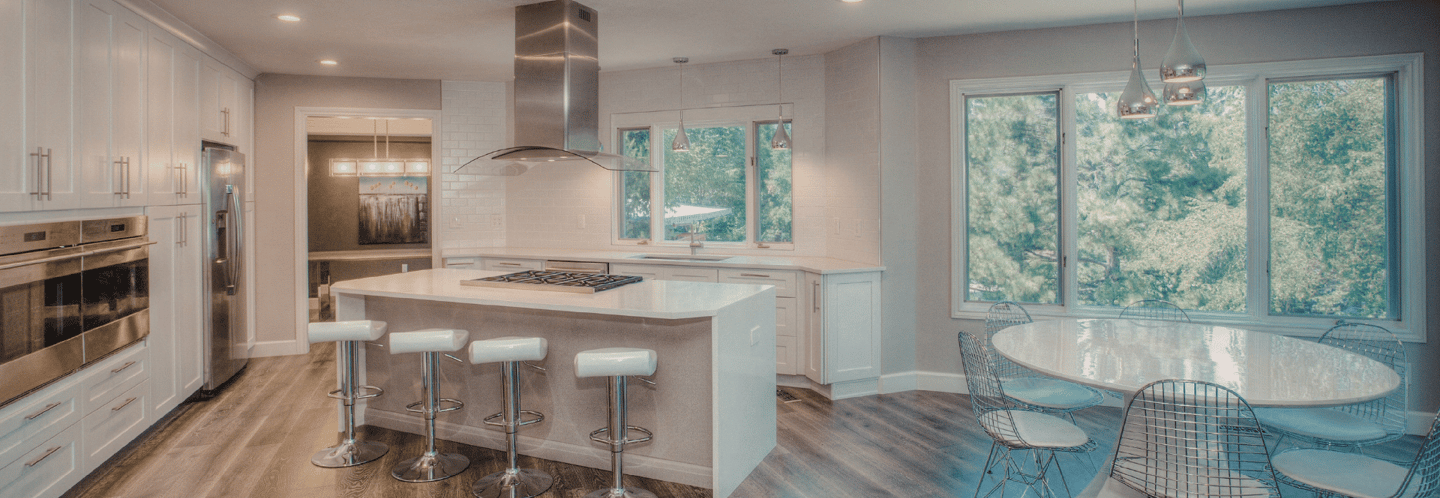 cuisine moderne ouverte avec îlot central et menuiserie sur mesure au Maroc aménagement intérieur ha