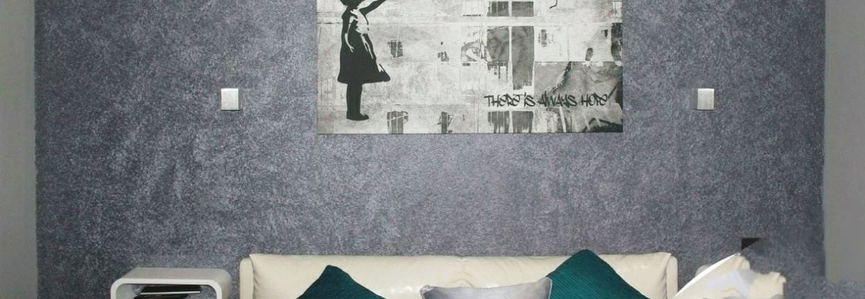 sobre a decoralle.com ambiente com o papel de parede liquido de cor cinza codigo mc15