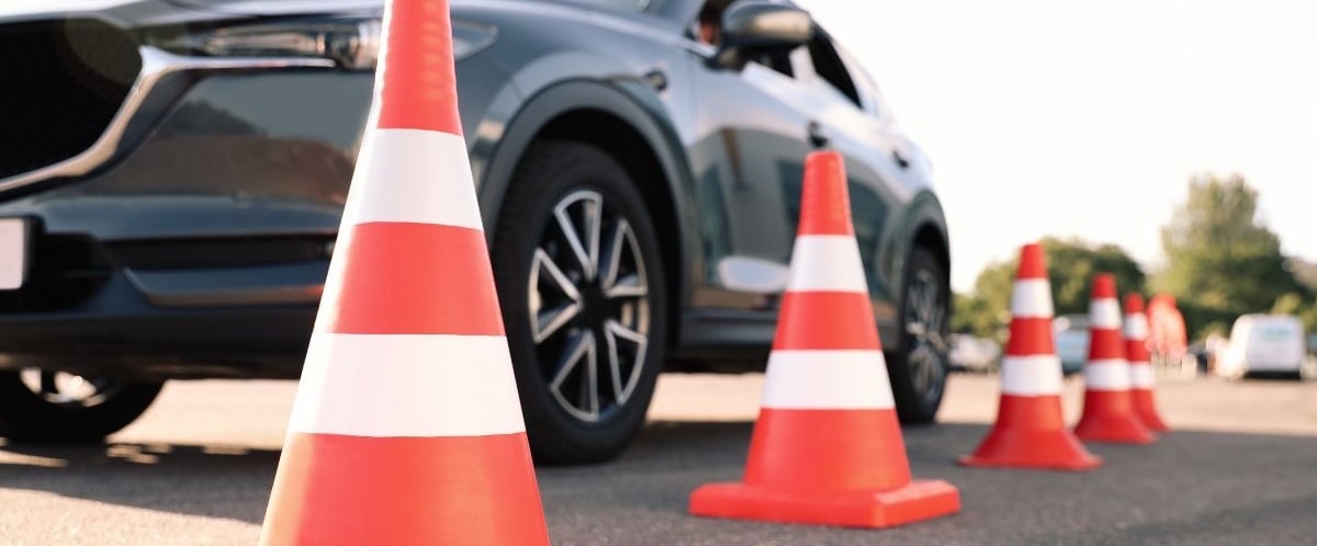 Automobilis ir kelio kūgeliai