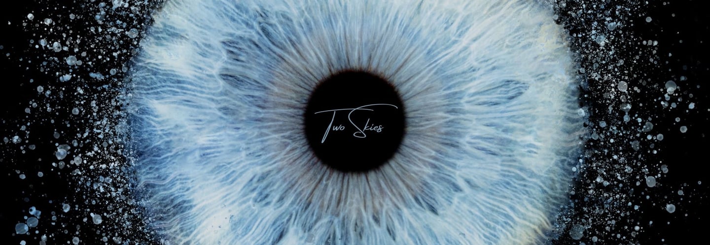 This blue eye represents Juknette's deep and dreamy personality