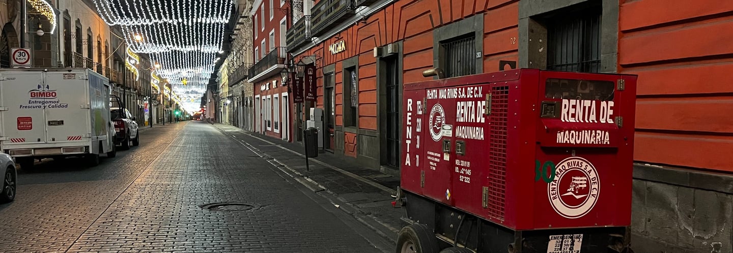 Planta de luz diésel 90 kW para obra en exteriores – Maquinaria Rivas