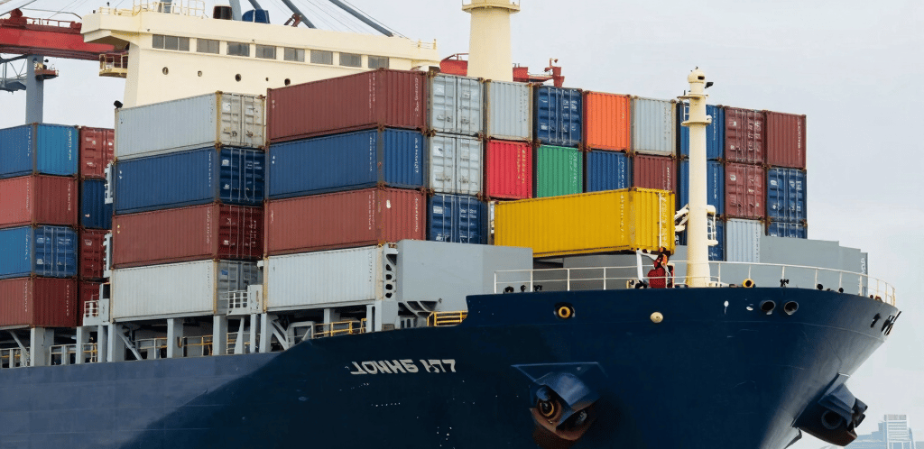 A friendly vėjaslog team member answering a call in a bright, modern office.