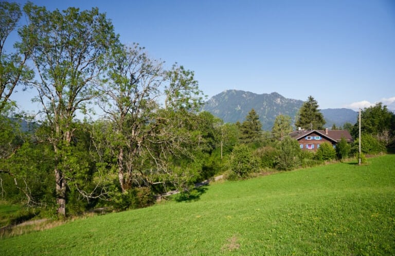 Seminarzentrum Riederalp von außen mit Bergen im Hintergrund