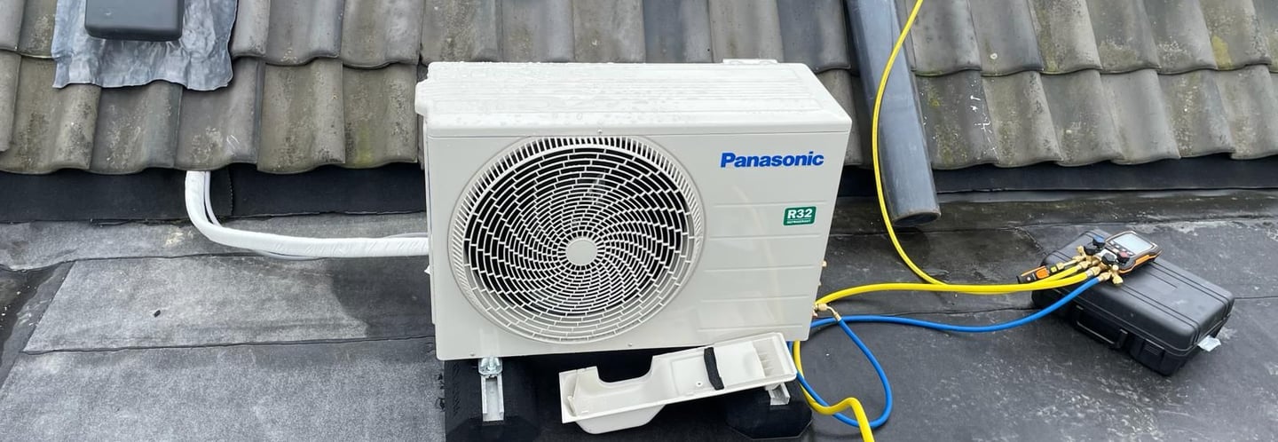 installatie van airco buitenunit op plat dak met koeltechnisch gereedschap in Rotterdam-Hoogvliet