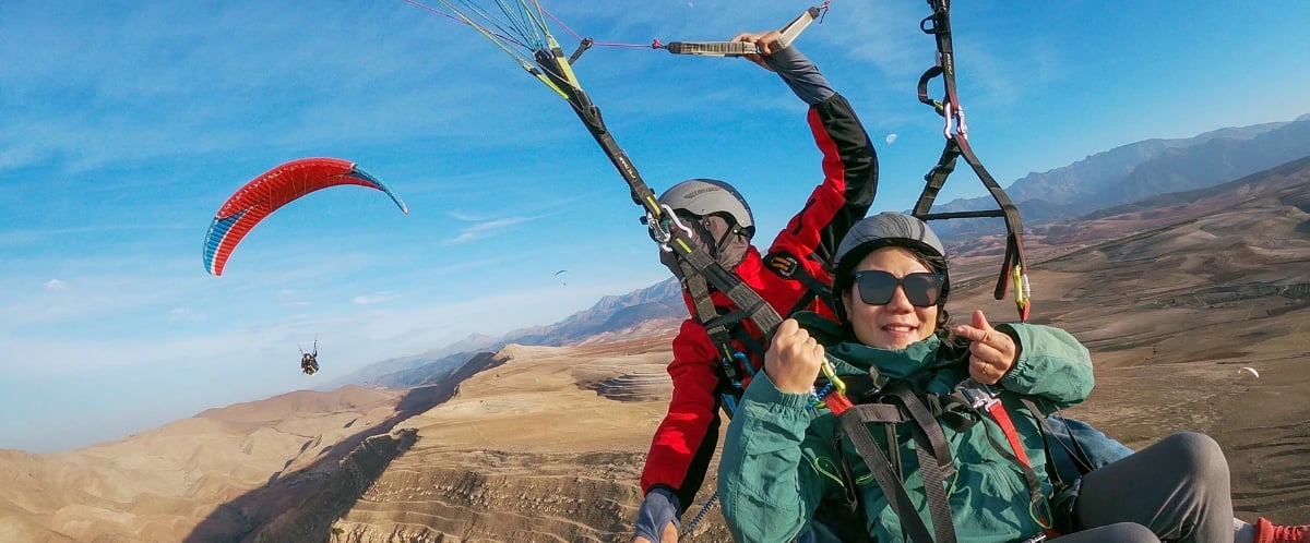 A banner showing a pilot flying with a woman, both smiling and enjoying the flight