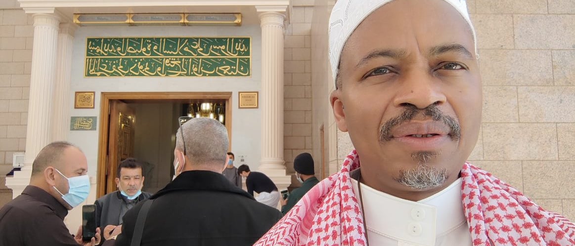 Devant l'entrée de la Chambre Sacrée à la Mosquée du Prophète à Médine