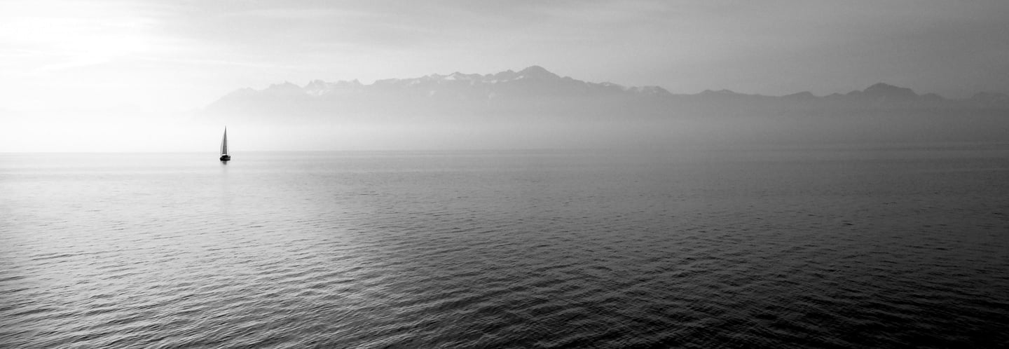 Photo d'un voilier sur un lac