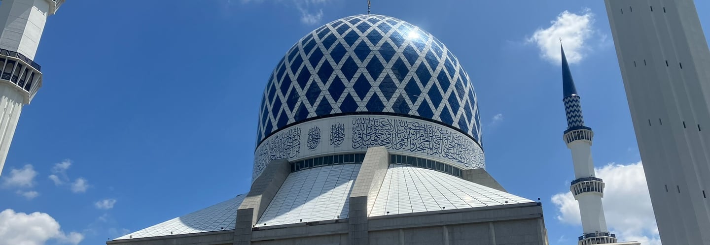 Majestic King Abdul Aziz Mosque in Shah Alam, Malaysia, showcasing stunning Islamic architecture