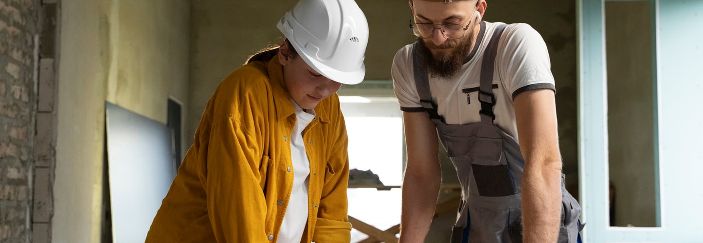 Dos personas analizando los planos de una casa