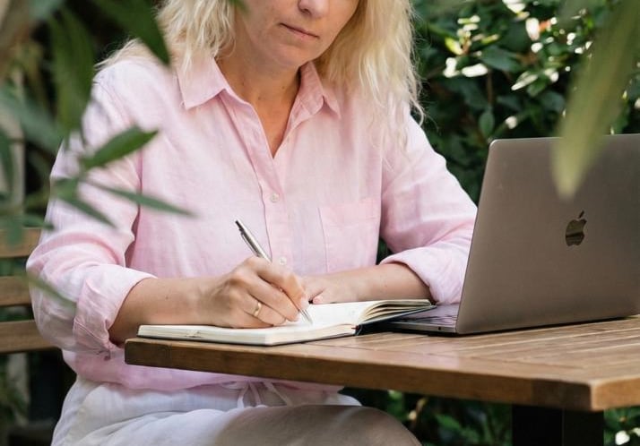 Geri Val - an Emotional & Mindset Mentor and transformational life coach for rapid mindful reset