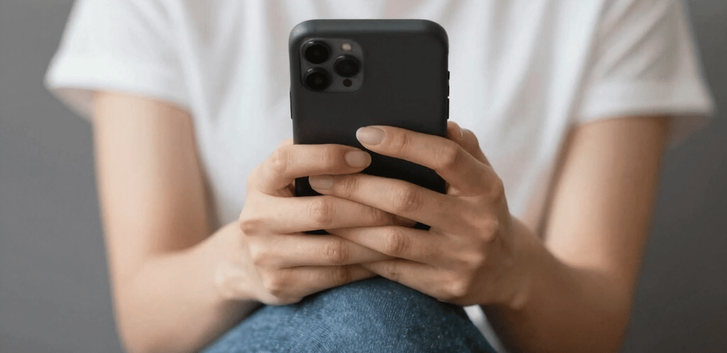 A welcoming front desk of mia ecole de conduite with a friendly instructor ready to assist students.