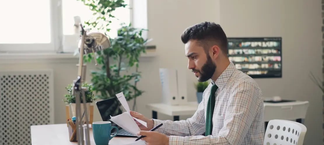 traducteur en langue bengali en train d'analyse un document